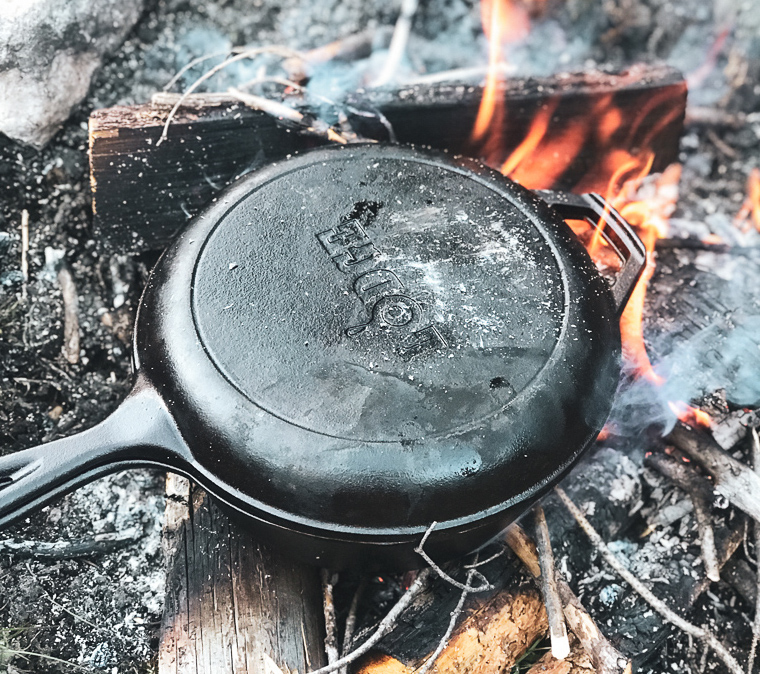 Lodge 8-Quart Dutch Oven - Large Cast Iron Dutch Oven Perfect for Camp Fire  Cooking